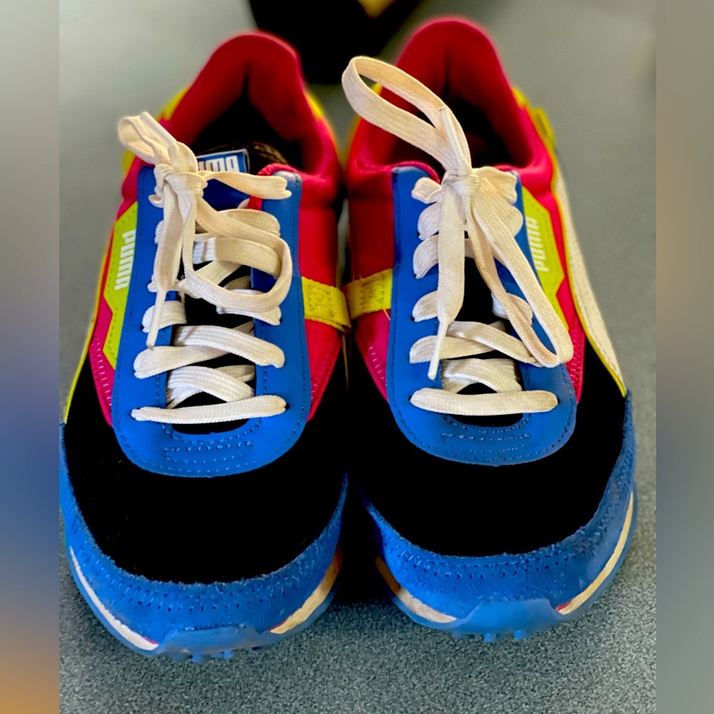 Womens size 8 Pumas.